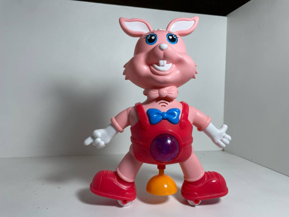 Заяц танцующий (пласт.) "Розовый"